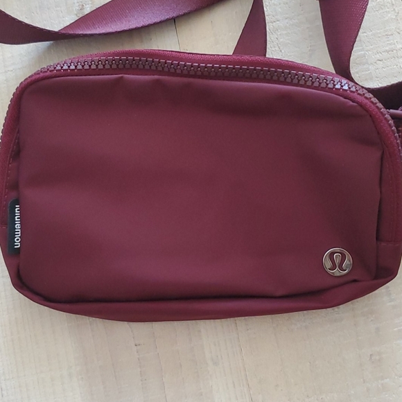 NWT Lululemon Everywhere Belt Bag - Picture 2 of 6